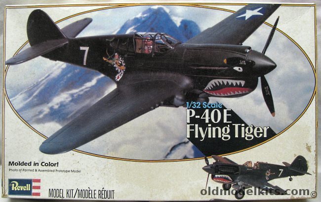 Revell 1/32 P-40E Warhawk Flying Tigers - Plus Squadron Curtiss P-40 In Action Book, 4400 plastic model kit